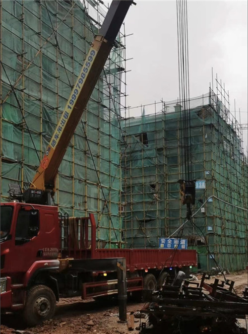 汉滨区“慢工细活”—— 吊车的 “微动控制” 技术