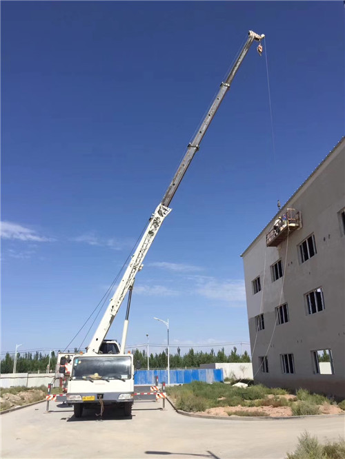 汉滨区“轻装强干”—— 吊车的 “轻量化臂架” 技术